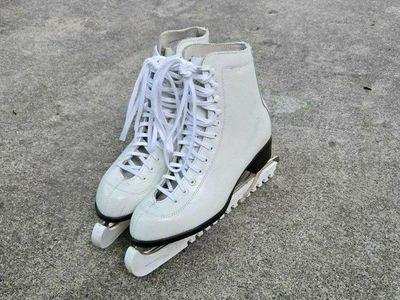 Women's CCM Finesse Figure Ice Skates Size 8-9 White
