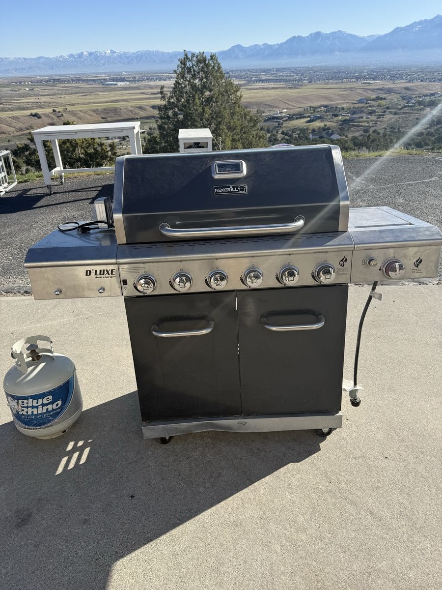 Nexgrill Delux Barbecue w propane tank