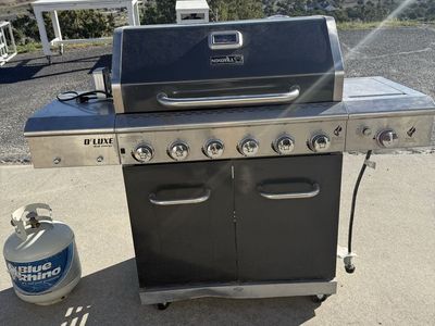 Nexgrill Delux Barbecue w propane tank