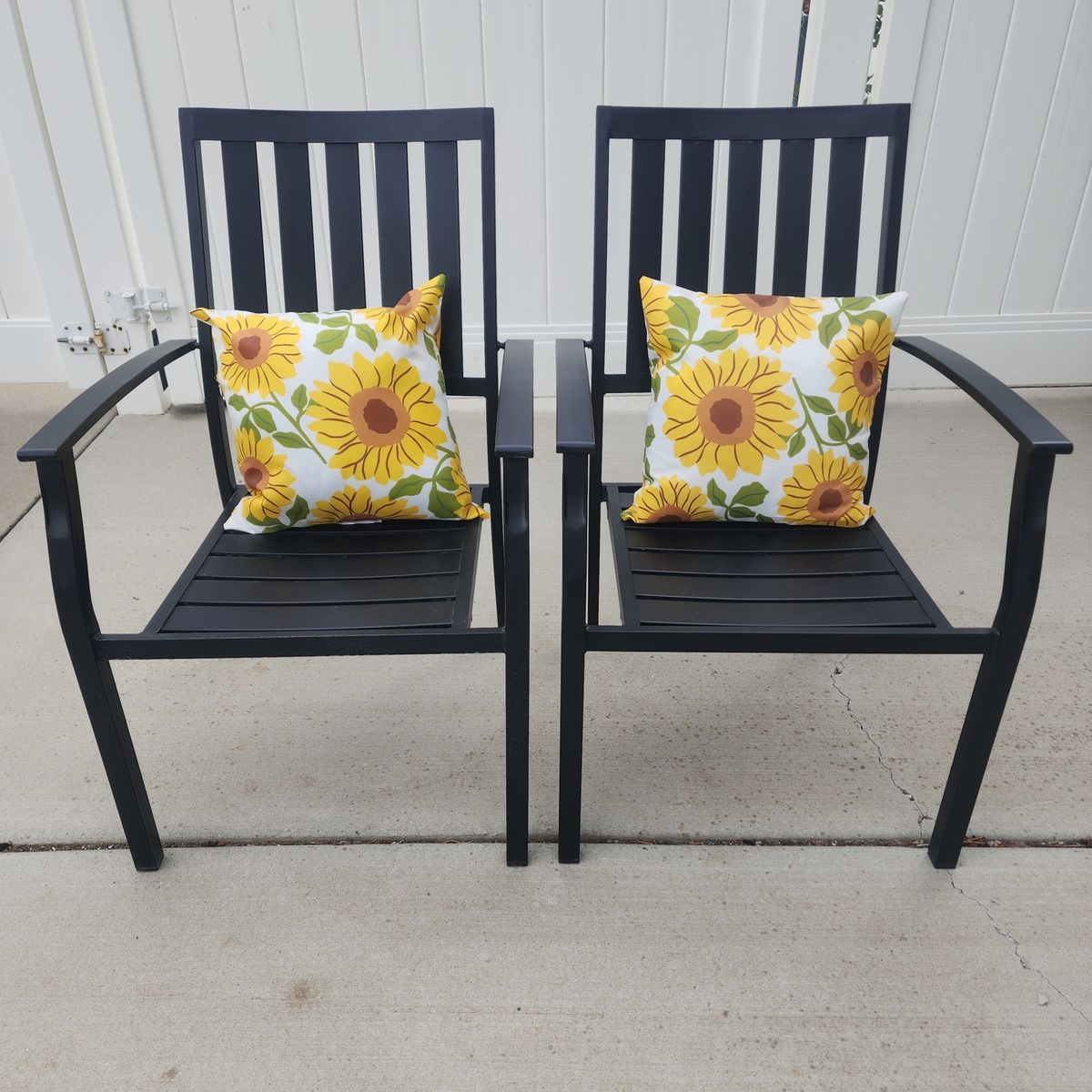 BETTER HOMES & GARDENS PAIR OF BLACK WEATHERPROOF OUTDOOR PATIO CHAIRS w/ OUTDOOR PILLOWS NICE CONDITION! 