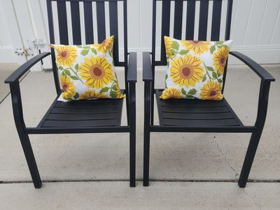 BETTER HOMES & GARDENS PAIR OF BLACK WEATHERPROOF OUTDOOR PATIO CHAIRS w/ OUTDOOR PILLOWS NICE CONDITION!