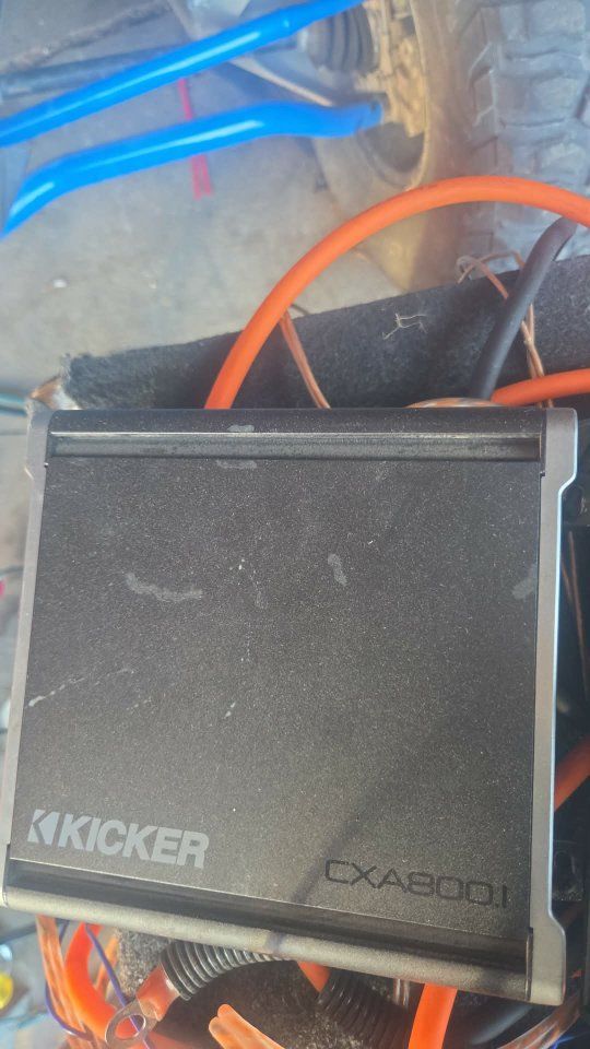 Kicker CXA800.1 Mono Class D Car Audio Amplifier 800W with 2 12 in kicker comps and box