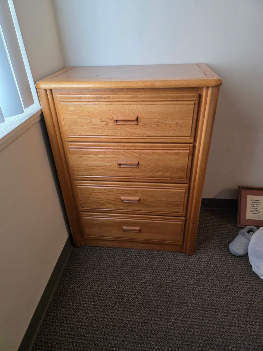 Vintage Solid Wood 4-Drawer Oak Dresser Chest with night stand.