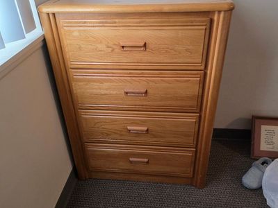 Vintage Solid Wood 4-Drawer Oak Dresser Chest with night stand.