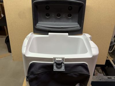 NM/Excellent Unused Arctic Zone 16 Can HardBody Cooler with SmartFlex Lid - White/Black