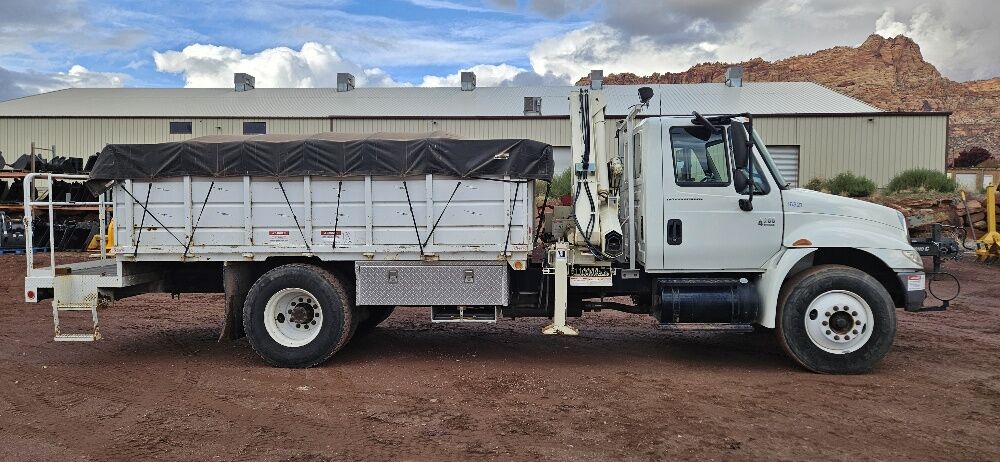 2003 International Crane Truck