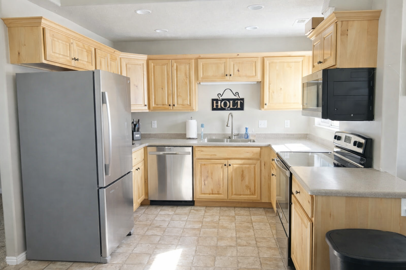 3-Bed, 2-Bath Condo - Upstairs Unit (Includes Pool, Google Fiber + HOA)