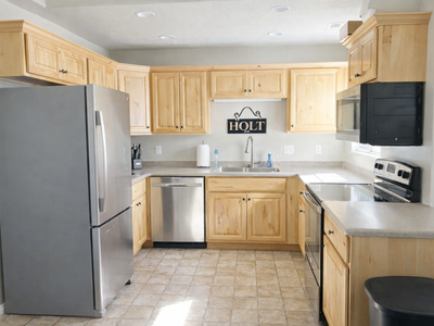 3-Bed, 2-Bath Condo - Upstairs Unit (Includes Pool, Google Fiber + HOA)