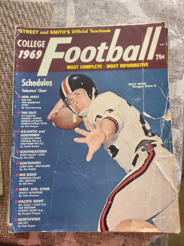 1969 Street and Smith's Official College Football Yearbook Magazine