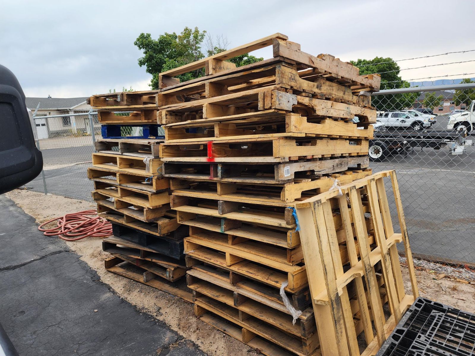 Free Wood and Plastic  Paletts