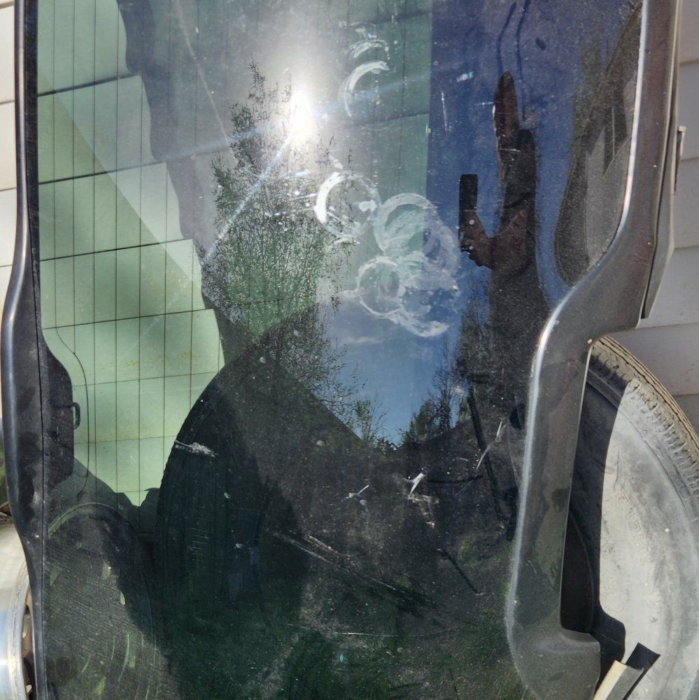 2005 chevy tahoe gate back window to glass