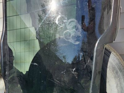 2005 chevy tahoe gate back window to glass