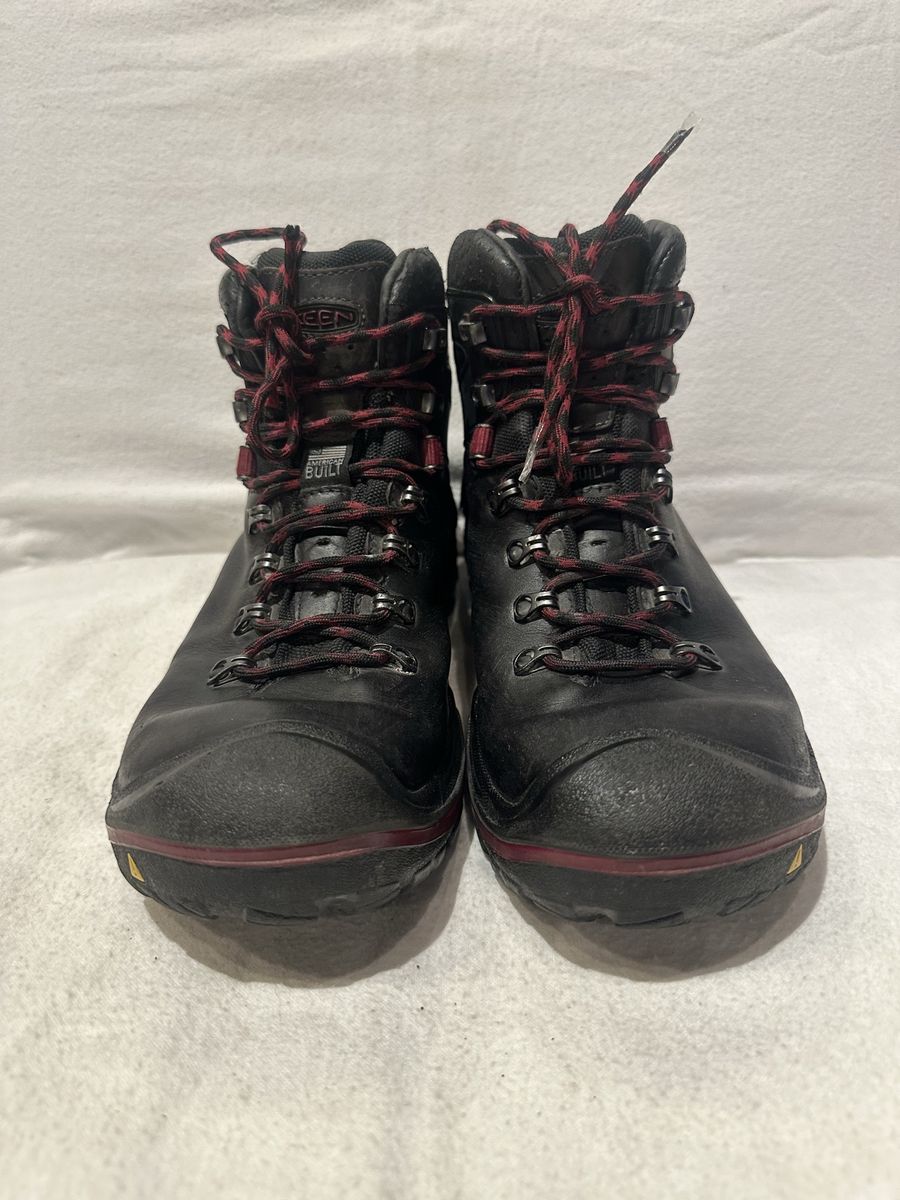 Keen women’s size 9.5 black Leather/maroon trim waterproof hiking boots