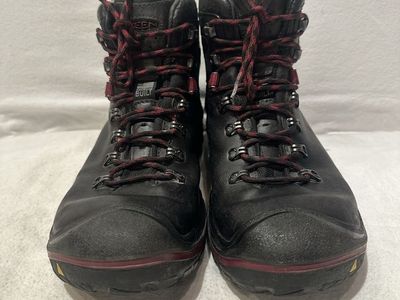 Keen women’s size 9.5 black Leather/maroon trim waterproof hiking boots