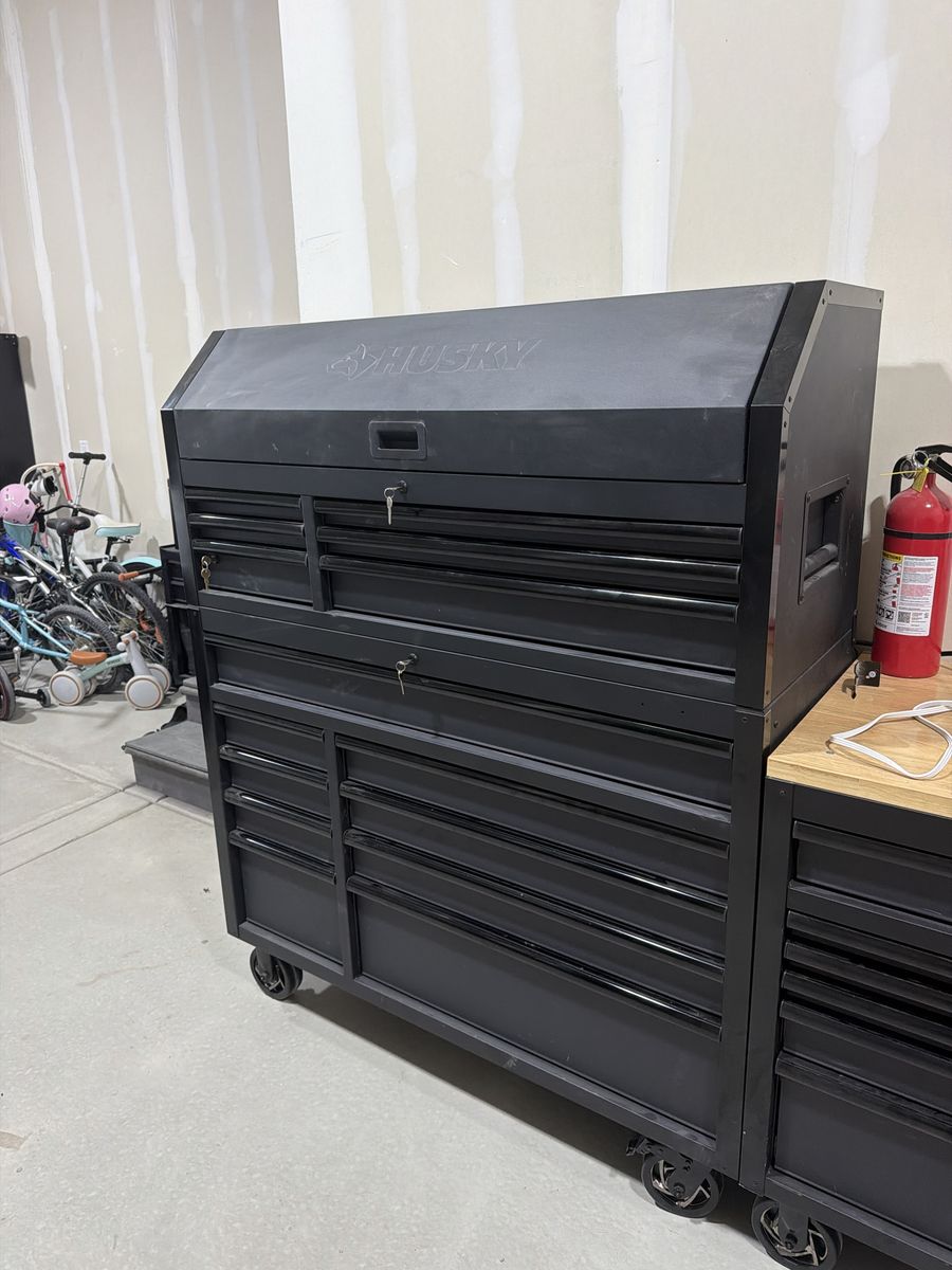 HUSKY Heavy Duty rolling tool chest-excellent condition