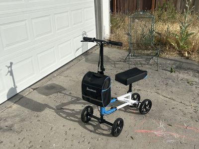 KneeRover Economy Knee Scooter Crutch Alternative w/ Basket - White/Blue, Good Condition
