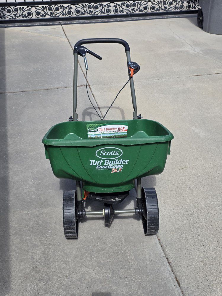 Scotts Turf Builder EdgeGuard DLX Broadcast Spreader - 15,000 Sq Ft Capacity