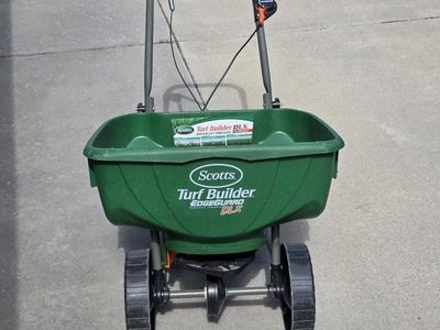 Scotts Turf Builder EdgeGuard DLX Broadcast Spreader - 15,000 Sq Ft Capacity