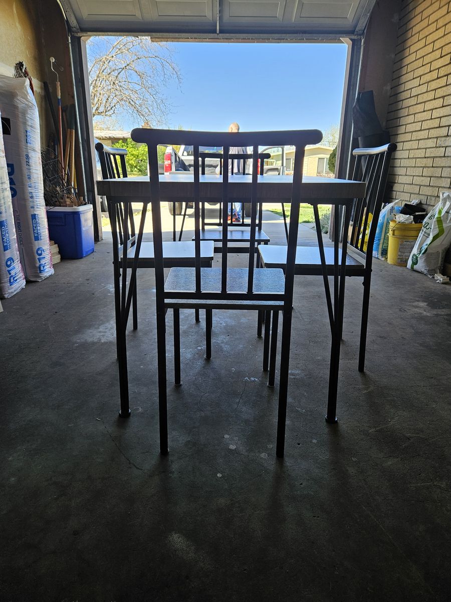 Kitchen table n chairs