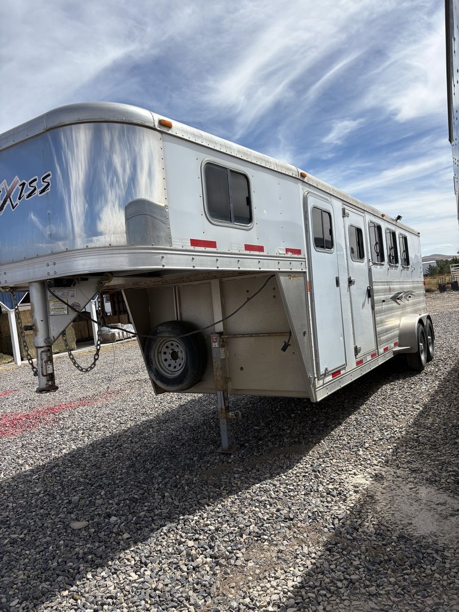 2016 Exiss 4 Horse Aluminum Gooseneck – Stud Divider – New Tires