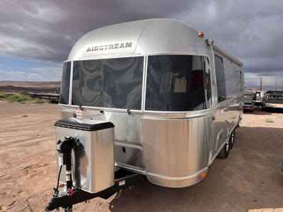 Beautiful Airstream Flying Cloud with twin beds !