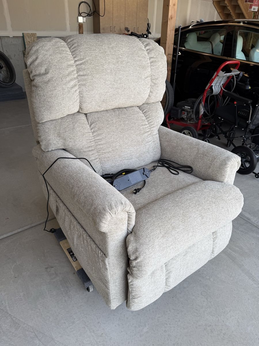 Brand-new!! Power Lift La-Z-Boy