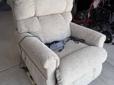 Brand-new!! Power Lift La-Z-Boy