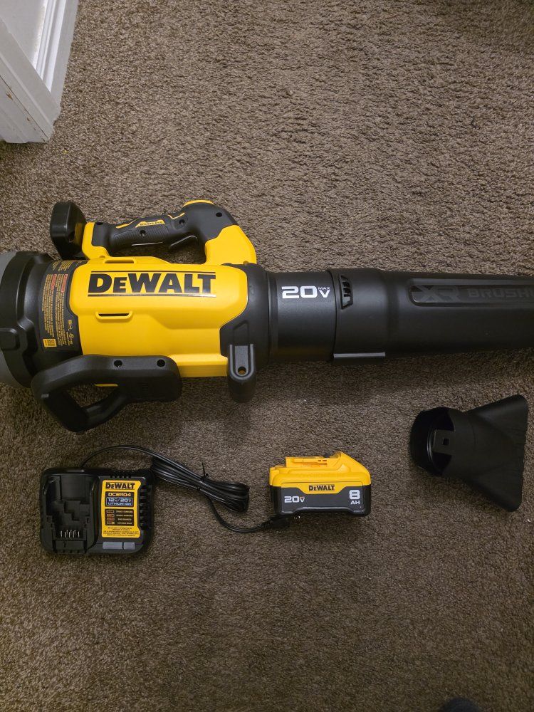 New DEWALT 20V MAX XR 550 CFM 133 MPH Cordless Brushless Leaf Blower Kit with 8.0 Ah Battery & Charger