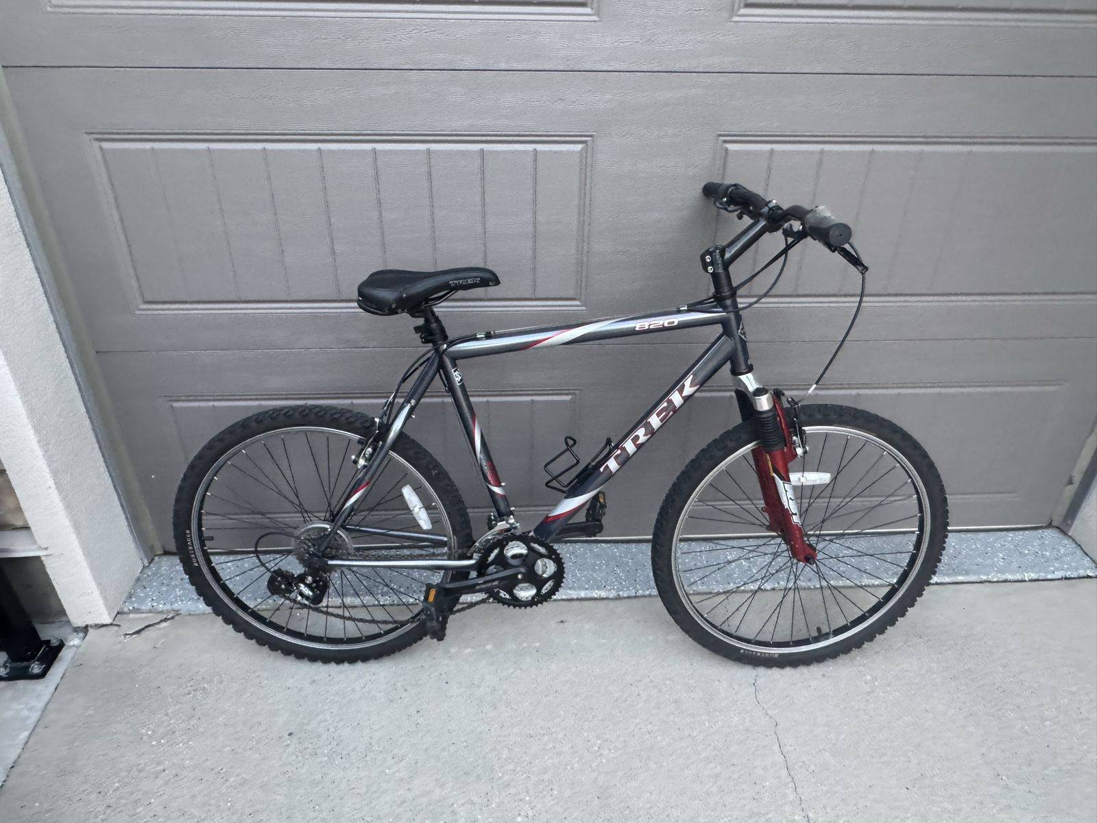 Trek 820 Mountain Bike - Dark Grey with Red RST Front Suspension Fork