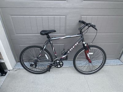 Trek 820 Mountain Bike - Dark Grey with Red RST Front Suspension Fork