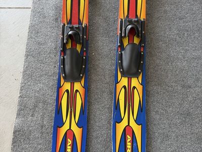 Kids trainer water skis Airhead ST-150 Water Skis - Blue/Yellow/Red