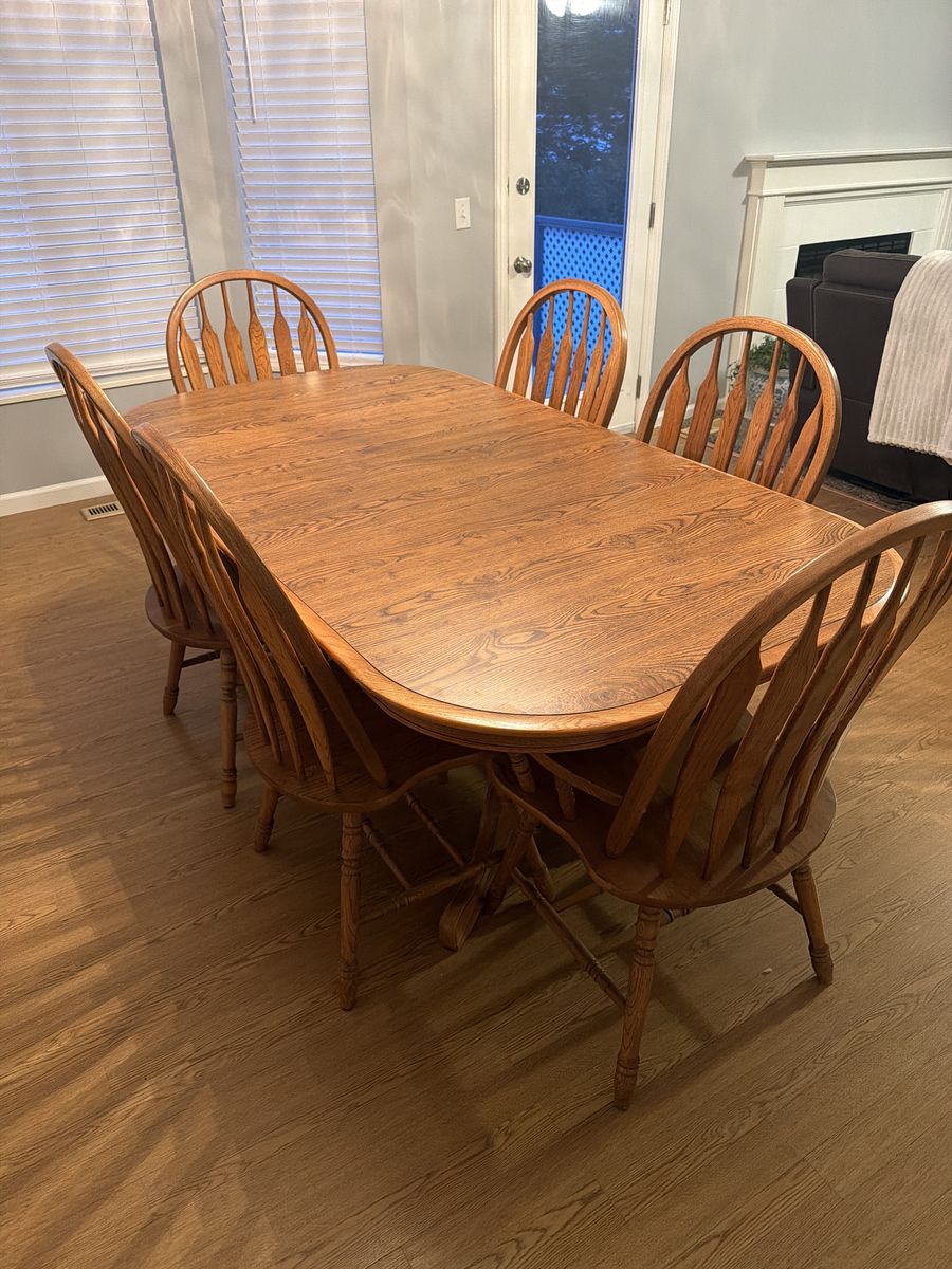 Beautiful wood table and 6 chairs