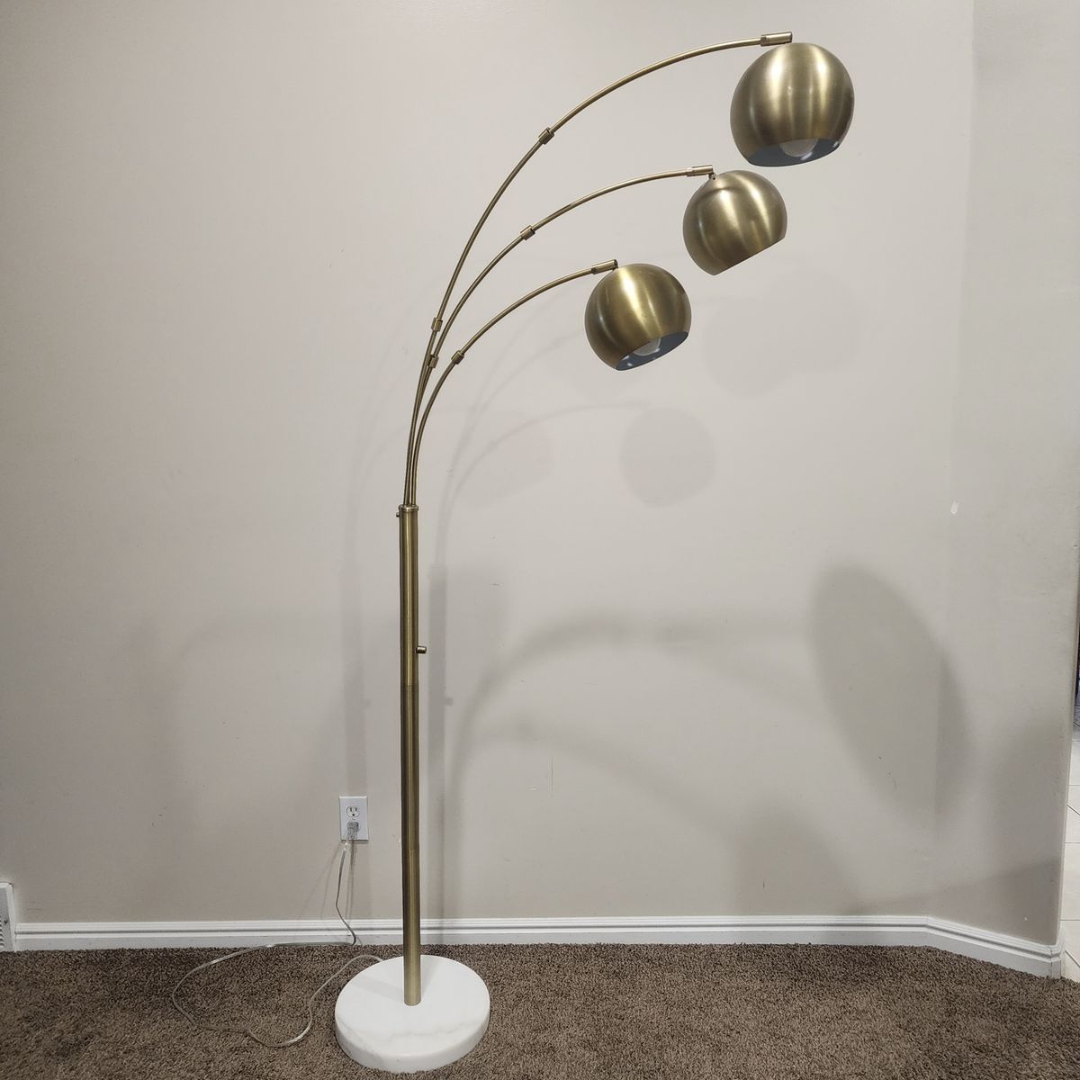 MID CENTURY MODERN BRASS THREE GLOBE 3 LIGHT ARC LAMP w/ MARBLE BASE WORKS GREAT NICE CONDITION! 
