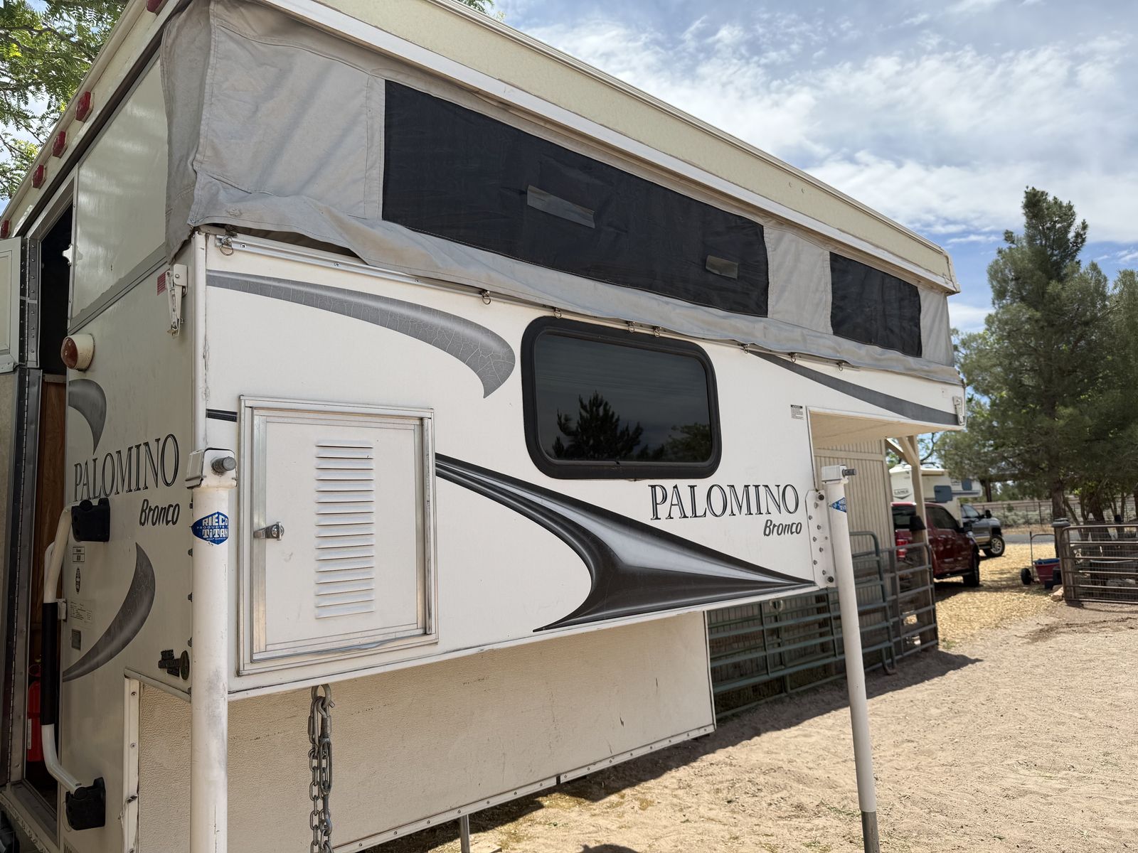 2011 Palomino Bronco 800 truck camper