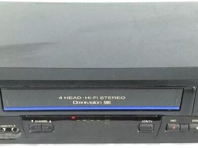 Panasonic PV V4611 VCR/ Video Cassette Player/ Recorder. Stereo High Fidelity.