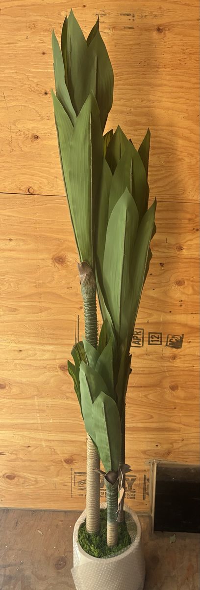 Artificial Dracaena tree - Lifelike Green Foliage, Potted
