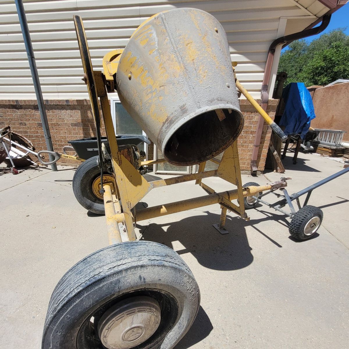 Heavy-Duty Towable Concrete Mixer - Industrial Grade Cement Machine
