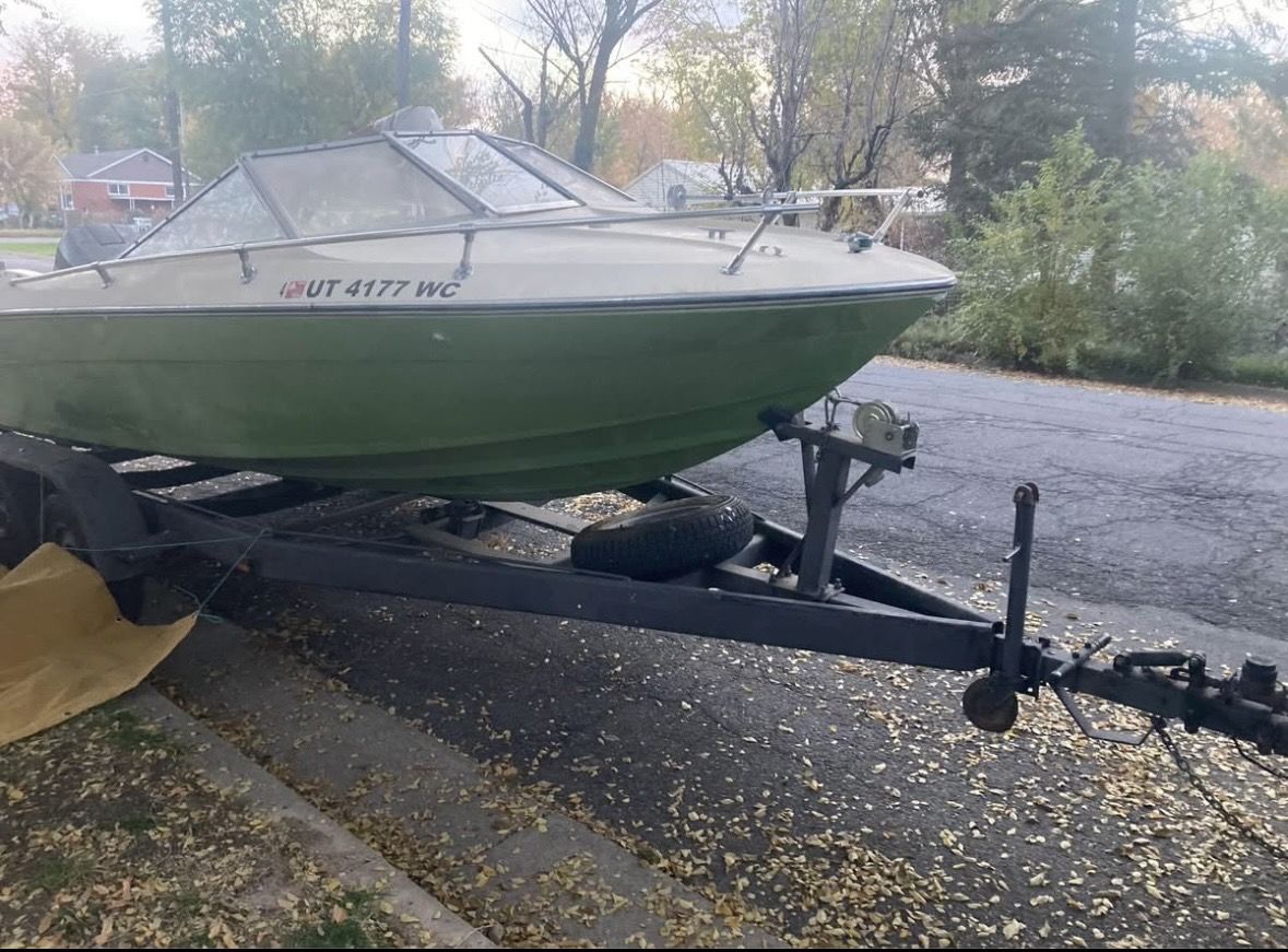 19 Foot 1977 Reinell W/ 200HP V6 Motor