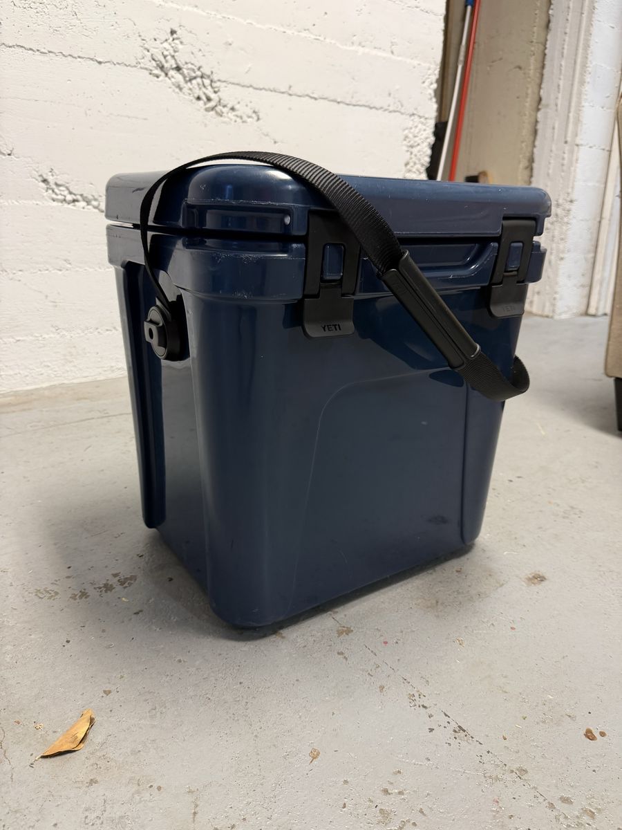 YETI Roadie 24 Hard Cooler - Navy Blue