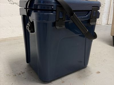 YETI Roadie 24 Hard Cooler - Navy Blue