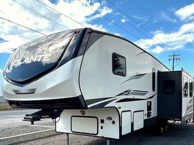 2019 Volante 34 ft 5th Wheel, 4 Seasons, 2 Slides, Sleeps 4, Electric Fire Place, New Battery, Clean Title, Excellent Condition