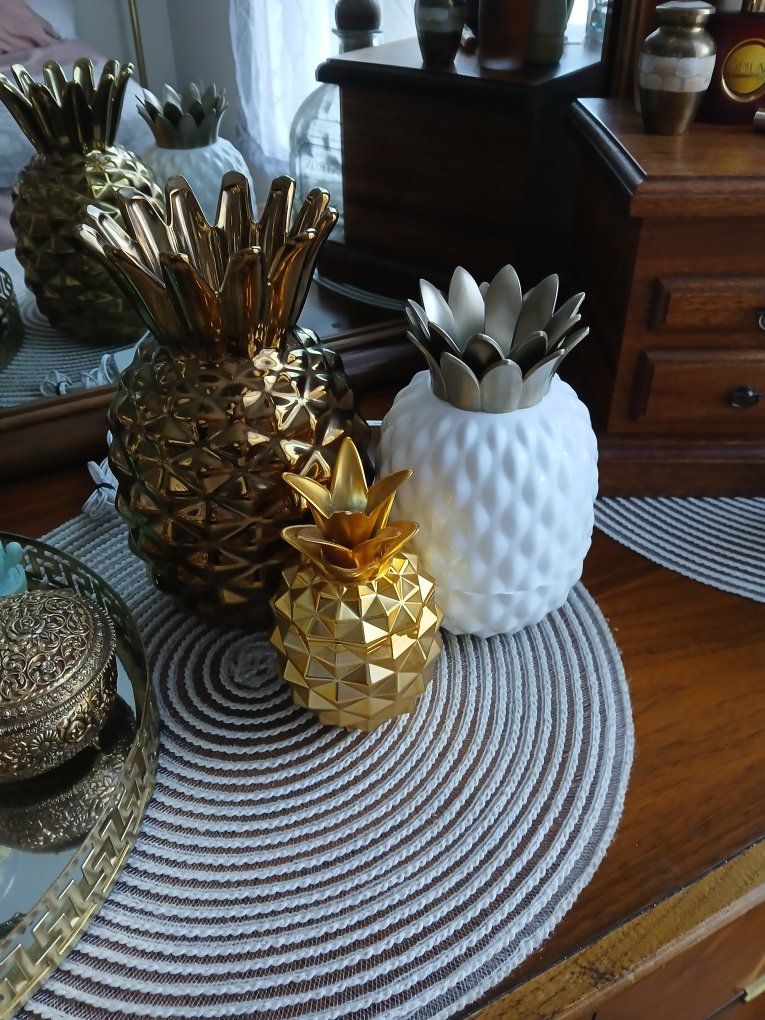 Decorative Pineapple Set: Gold Ceramic vase, white and gold humidifier, small gold ashtray, Set of 3