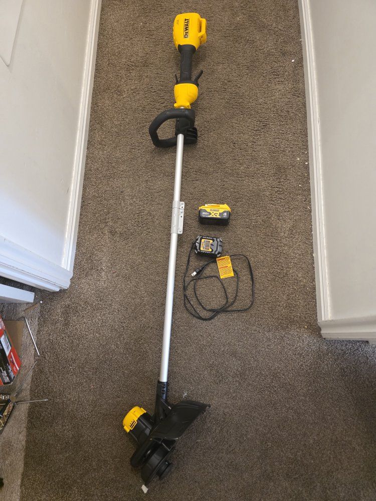 New Dewalt 20V MAX 13in. String Trimmer Kit