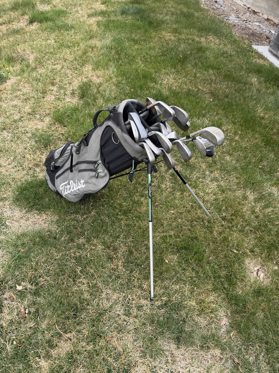 Complete Set Of Titleist Clubs and Bag