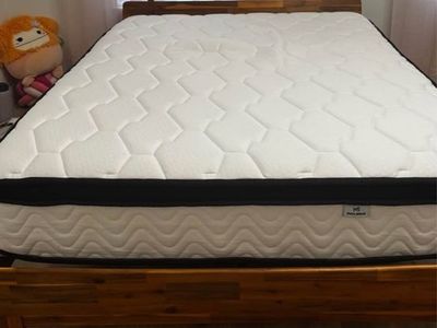 Wooden Platform Bed Frame with Slatted Headboard and Mattress like new $180