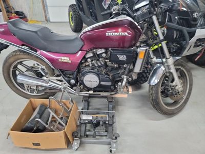 1983 Honda V45 Sabre VF750S – Clean Title – Project Motorcycle