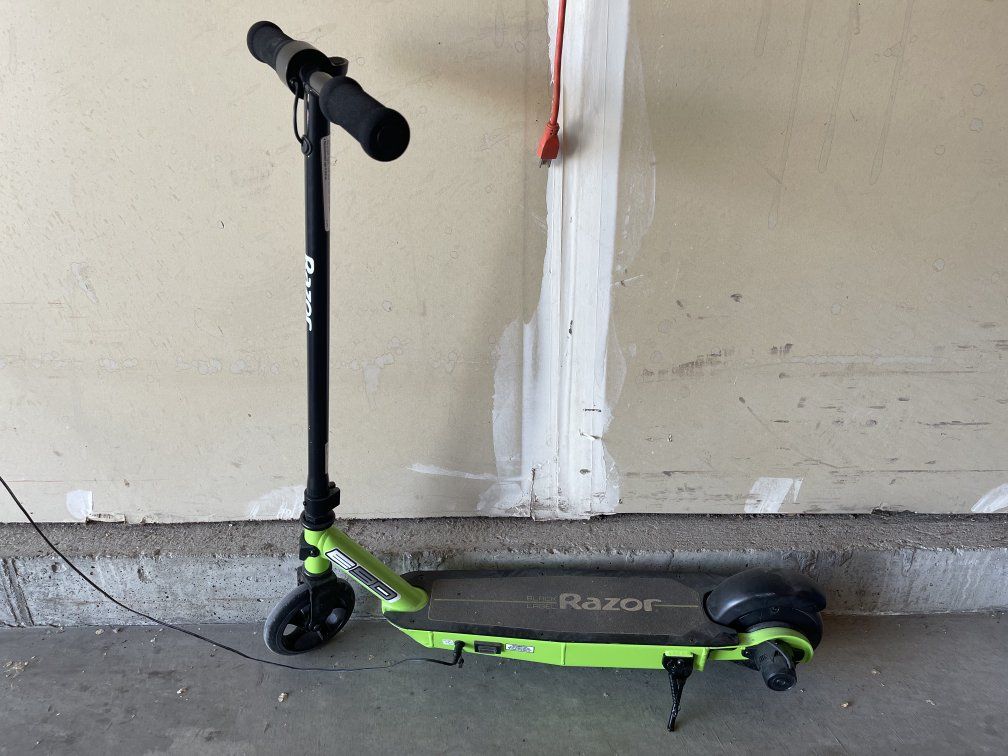 Razor E300 Electric Scooter - Green/Black, Good Condition, Ready to Ride!