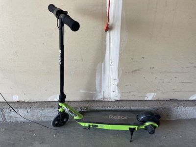Razor E300 Electric Scooter - Green/Black, Good Condition, Ready to Ride!