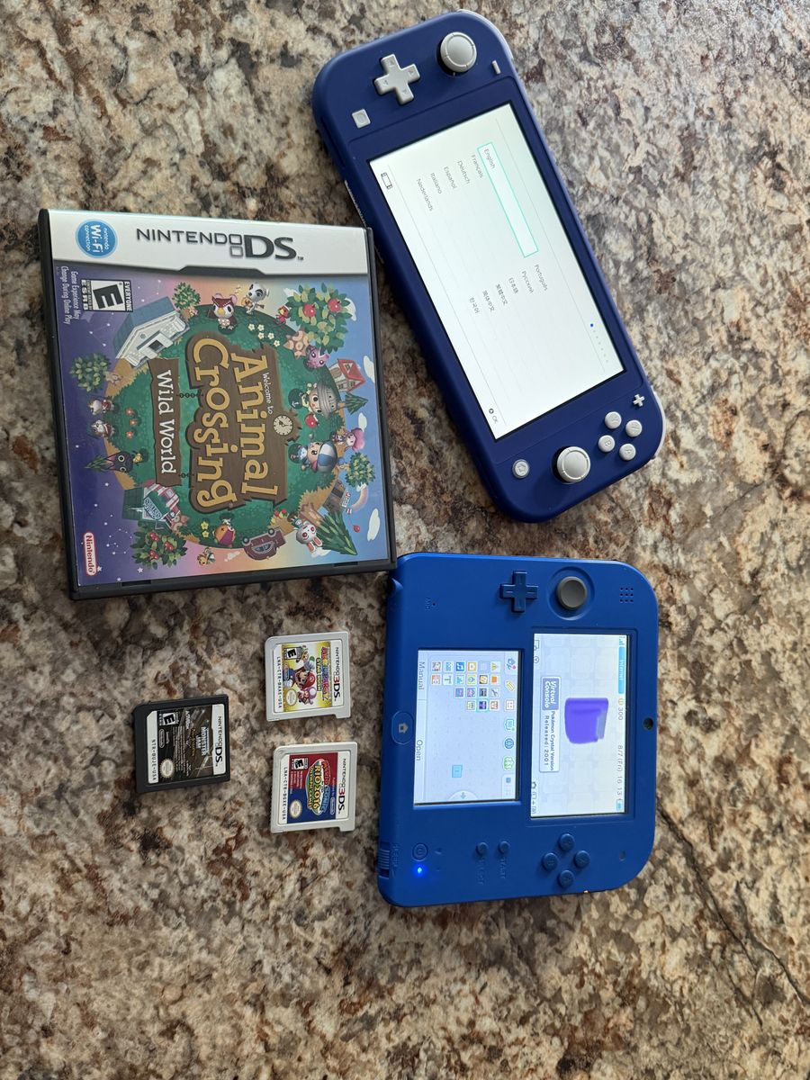 Nintendo switch lite and 2DS with games