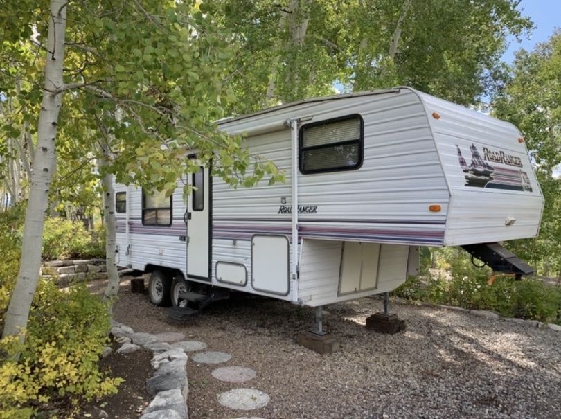 2015 Keystone Cougar 5th wheel camp trailer for sale.  